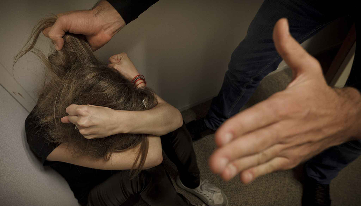 Изнасиловали малолетнюю шлюху в подъезде вдвоем